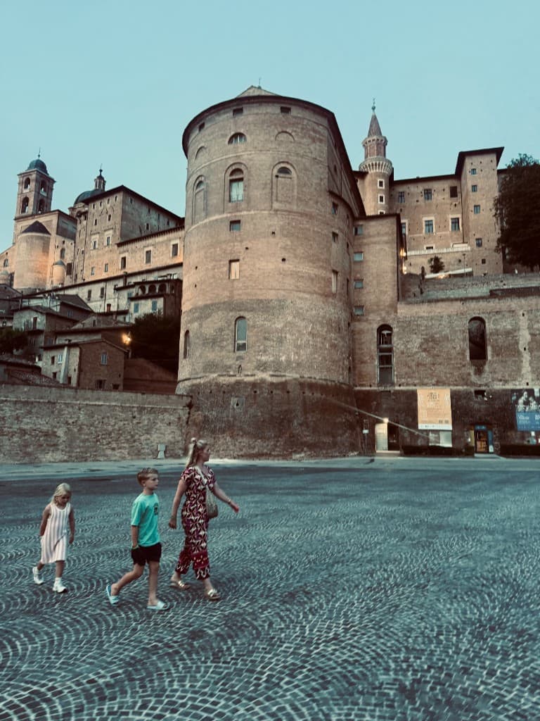 Historisch Urbino in de avond